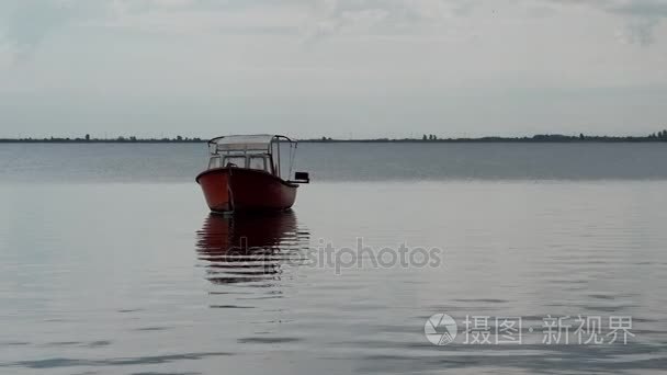 单独小船在水视频