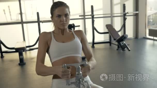 健美运动员举重健身器材训练肌肉回到健身房