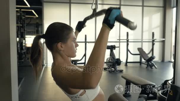 运动妇女举重健身运动器材在健康俱乐部内部