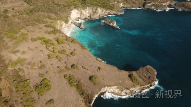 印尼巴厘岛 Penida 的悬崖海浪和波浪