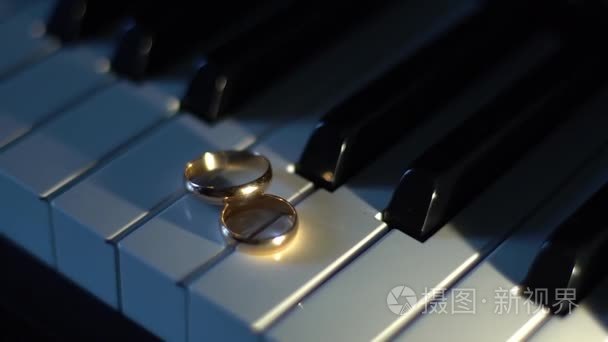 在钢琴键上的结婚戒指