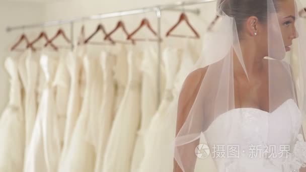 妇女在婚礼上穿着婚纱店视频