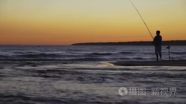 渔夫与纺纱剪影海上日落视频