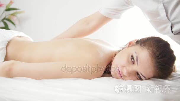 藏按摩在水疗沙龙为年轻妇女