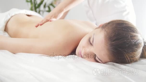 后面的放松按摩。年轻的金发女性的男人 rmassaging