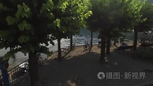 湖和城市的风景在山的倾斜视频