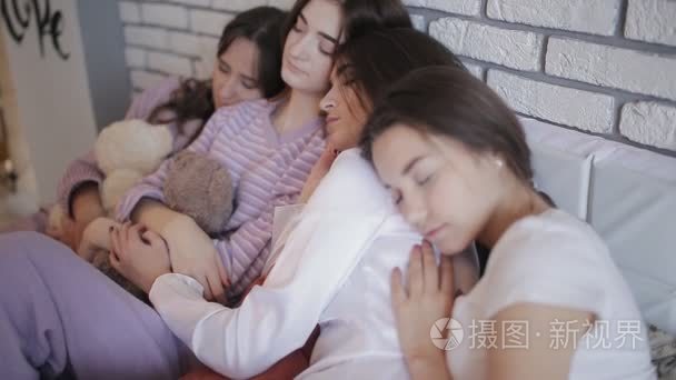 一群女孩庆祝母鸡晚上睡在床上视频