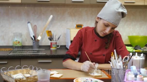 糕点师傅巧妙地执行假日订单