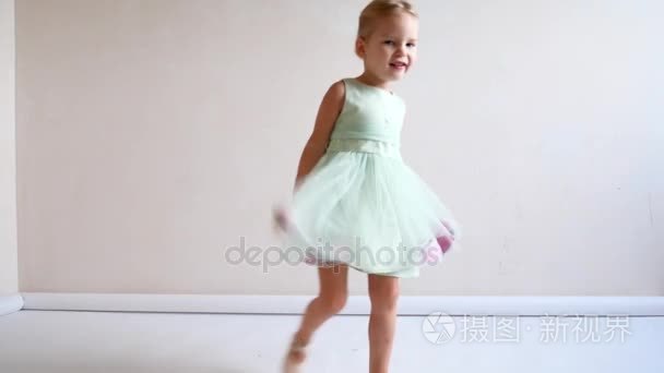 一个可爱的女孩穿着芭蕾舞舞视频