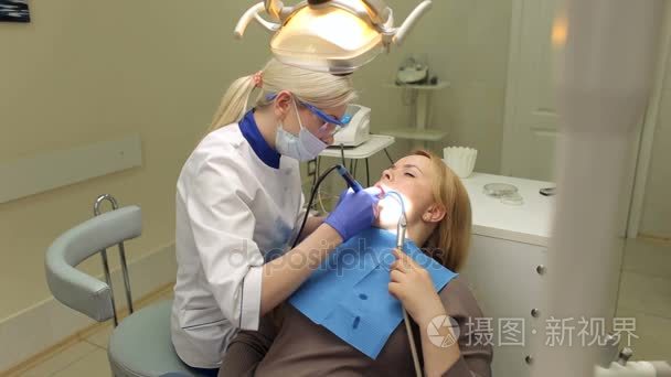 年轻女孩美白牙齿牙科诊所视频