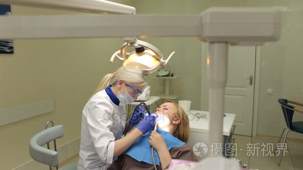 牙医办公室的白牙年轻女子视频