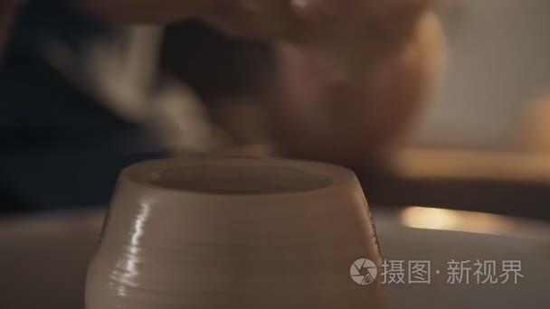 陶瓷砂轮的手工和粘土陶器视频