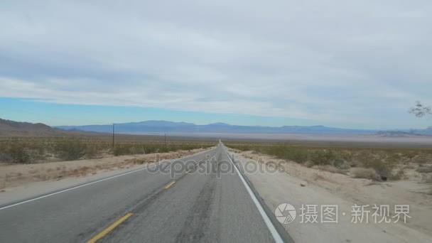 在沙漠山谷的一条空旷的道路上驾驶射击  慢动作4k