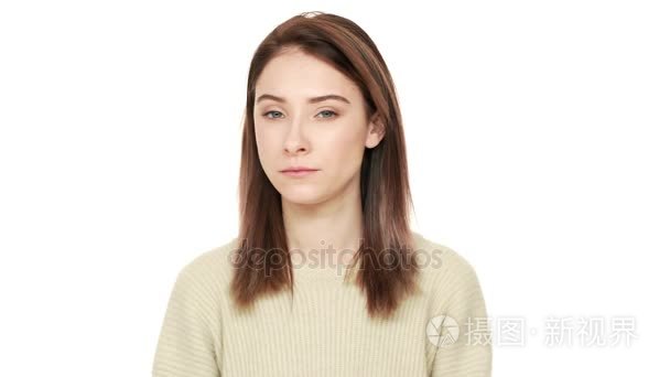 严重长发女人的肖像说没有摇头在否认是持久和自信的白色背景特写.