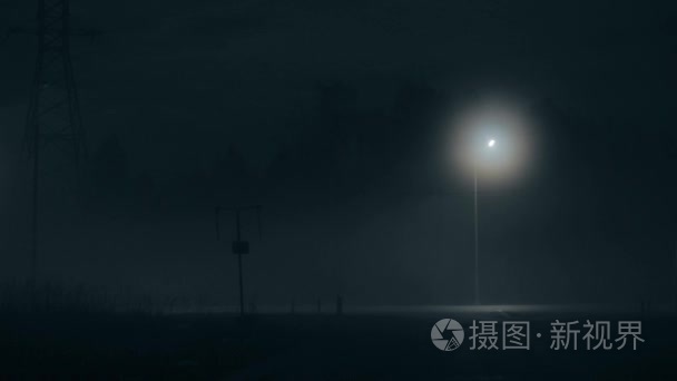 神秘漆黑的夜晚高速公路的实时侧视图。超现实不可思议的神秘电影拍摄。城市交通灯