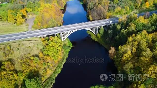 鸟瞰图河大桥视频