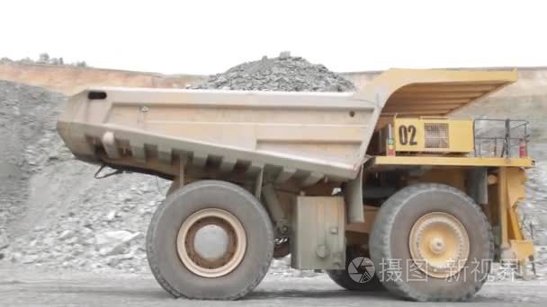 重型自卸车运输铜矿石视频