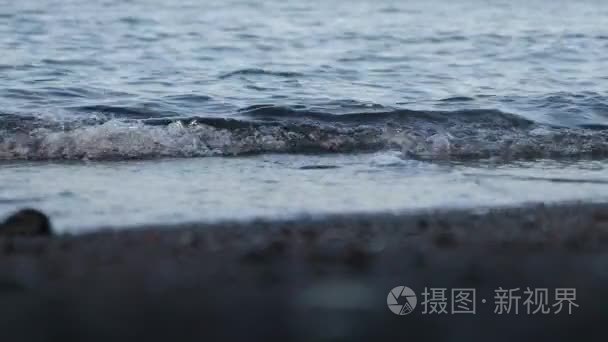 波浪卷入海滩