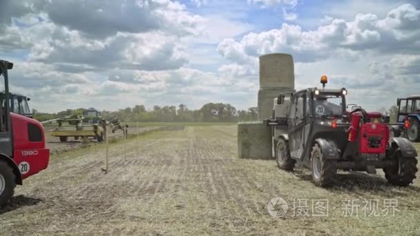 农业拖拉机加载草垛上农业领域视频