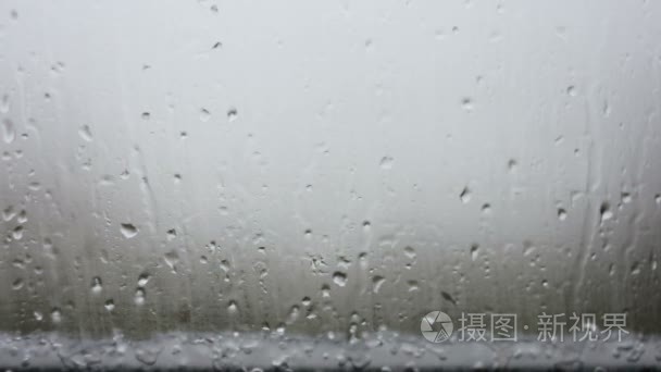 雨点在玻璃窗上奔跑视频