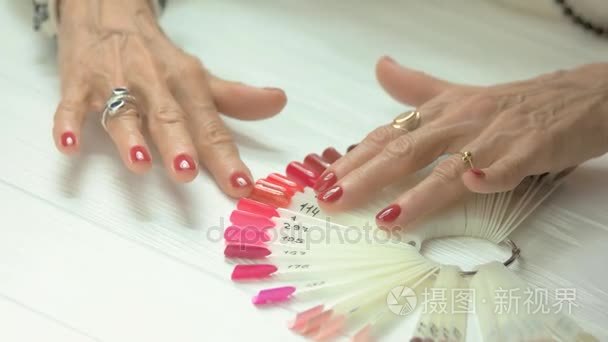 贵族妇女手与红色修指甲视频