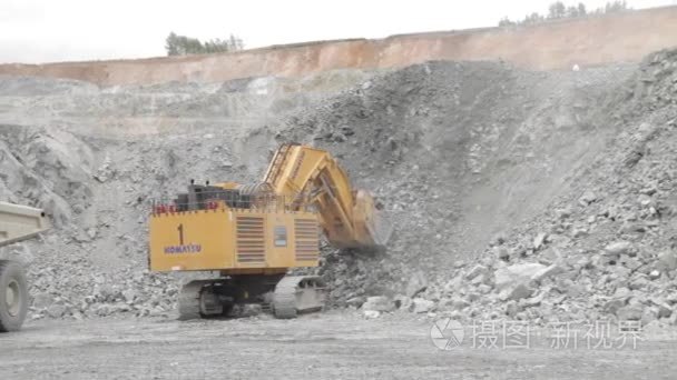 挖掘机和重型翻斗车在露天矿视频