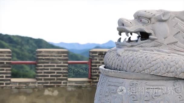 中国长城上的一尊龙雕像。中国的万里长城, 这是一尊白色的龙雕像