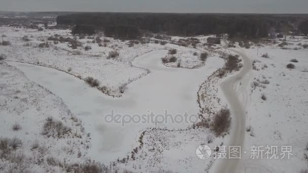 路在冬天森林里。冬季景观