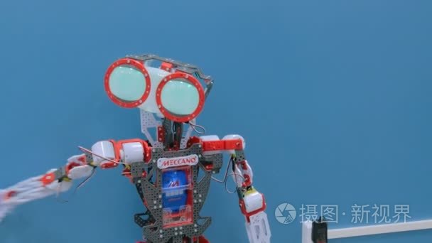 可爱的 meccano 机器人转动手和头