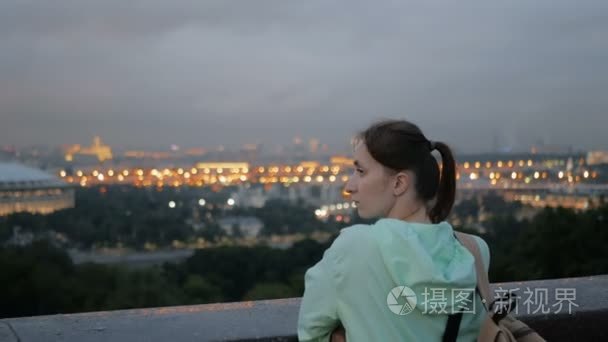 看莫斯科城市风貌的少妇视频