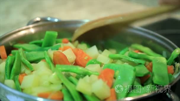 新鲜蔬菜在平底锅2烹调