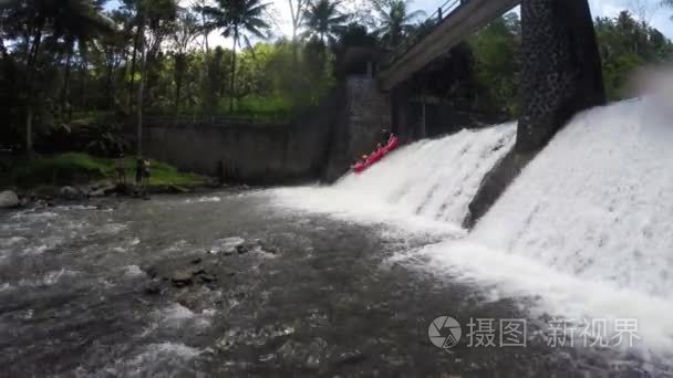 在印尼的山上漂流视频