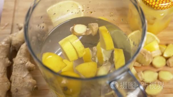 有人用柠檬姜根和菠萝做手工饮料。4k