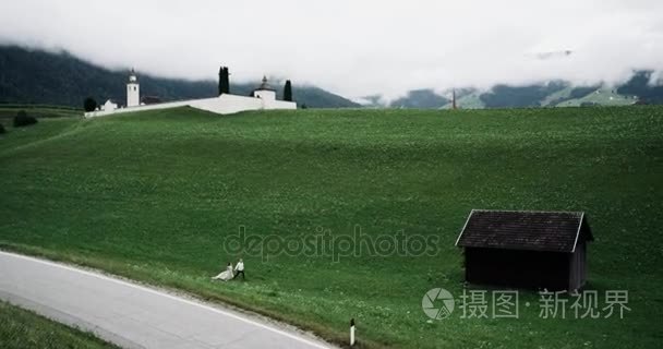 大绿色田野旅行夫妇走到木屋视频