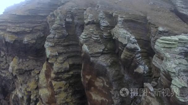 岩石表面覆盖着青苔的石头的看法。安德烈夫