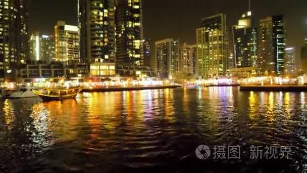 迪拜市中心的夜晚倒映在水中。城市夜景  市区全景  倒映在水中  迪拜。迪拜市区夜景与水的倒影  新城市的现代设计