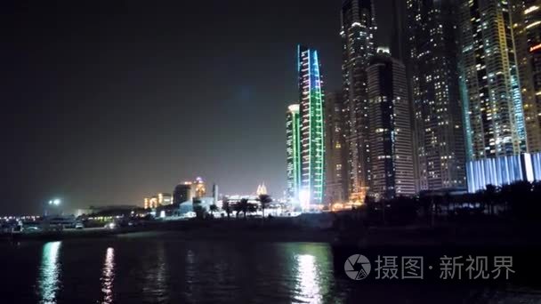 迪拜市中心的夜晚倒映在水中。城市夜景  市区全景  倒映在水中  迪拜。迪拜市区夜景与水的倒影  新城市的现代设计