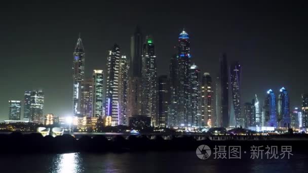 迪拜市中心的夜晚倒映在水中。城市夜景, 市区全景, 倒映在水中, 迪拜。迪拜市区夜景与水的倒影, 新城市的现代设计