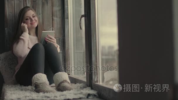 美丽的少女用她的平板电脑打视频电话