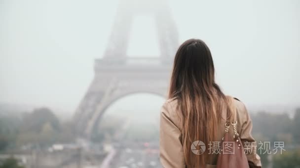 年轻美丽的女人的背面在巴黎  法国  埃菲尔铁塔附近的市中心漫步  探索市中心