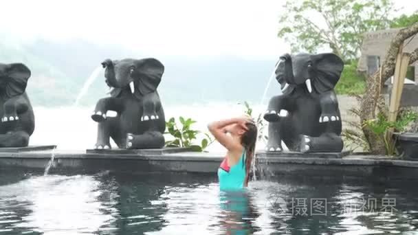 热带泳池中的感官美休闲景观视频