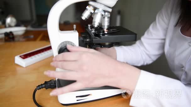 科学家在实验室里用显微镜视频