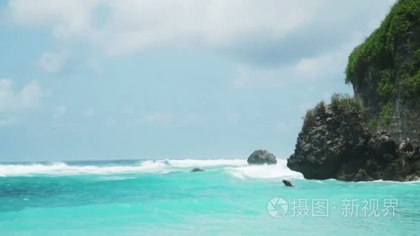 巨大的波浪冲破岩石的强大威力视频