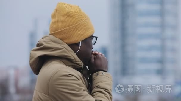 非洲人冷冻在冷的欧洲国家视频