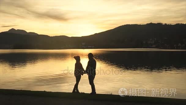 日落湖接吻的情侣剪影视频