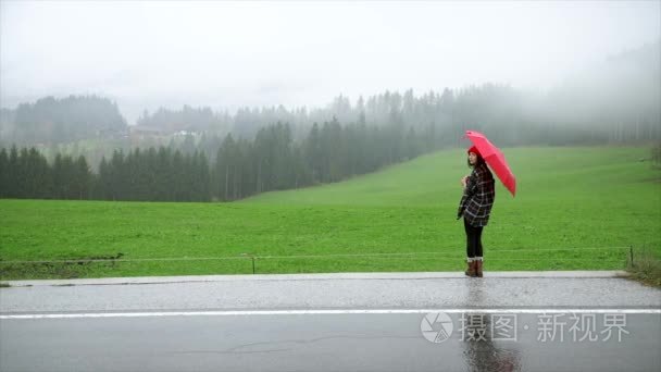 下雨天伞下的寂寞女人视频