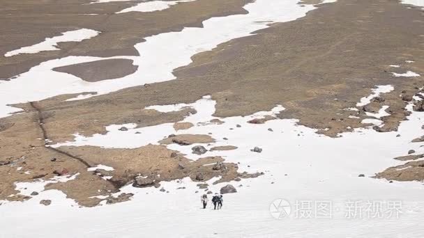 三登山者攀登山视频