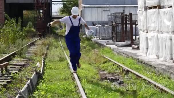 铁路工作者在白色盔甲沿铁路走视频