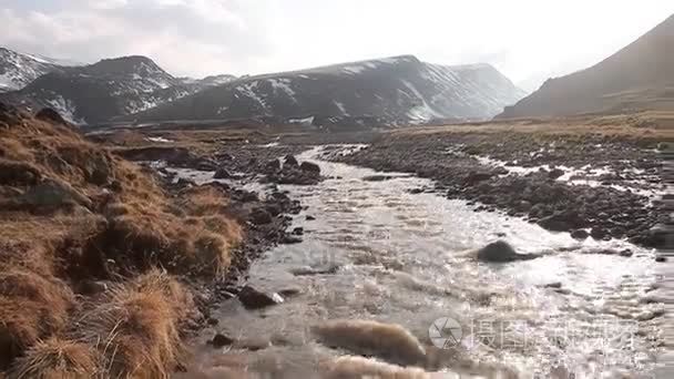 山区河流在晚上视频