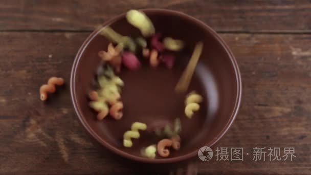 varicoloured 面食被倒入盘子里